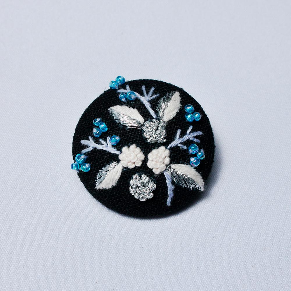 くるみ手刺繍ブローチ 花 凛リン（ブルー） – Zenma