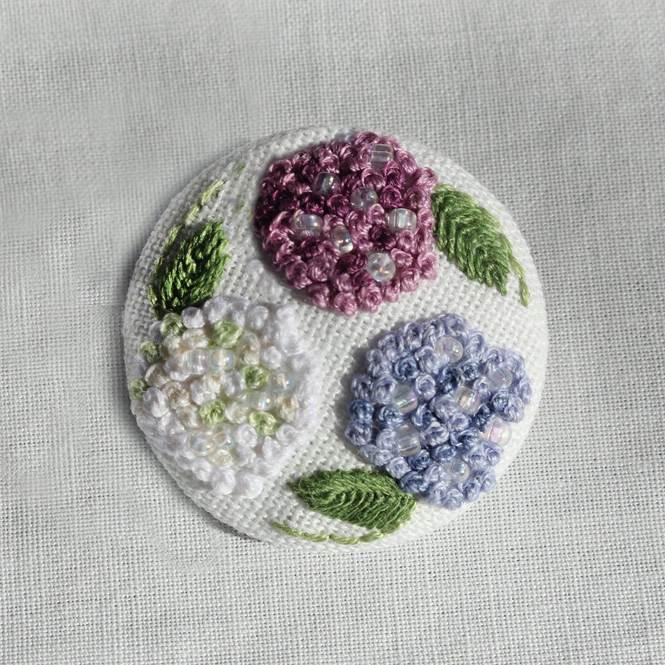 くるみ手刺繍ブローチ　あじさいドロップ