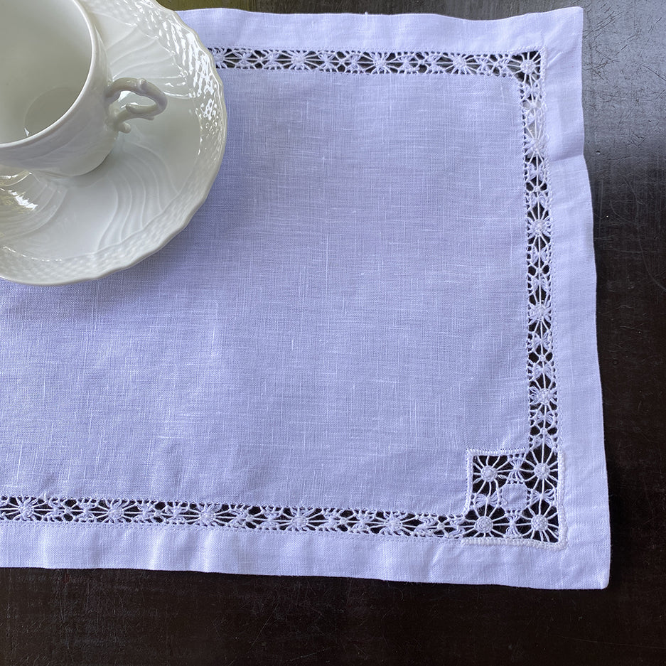 値下げしました!　ランチョンマット 手刺繍 リネン ティーマット 値下げしました! ランチョンマット 手刺繍 リネン ティーマット