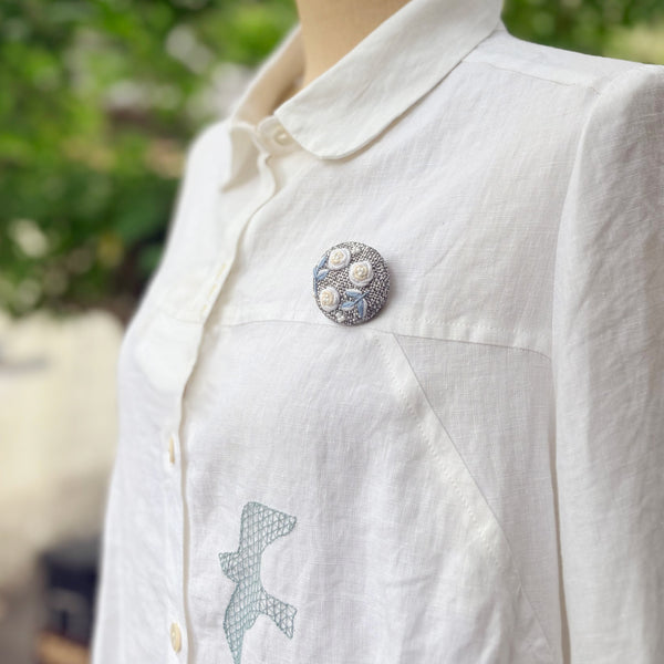 くるみ手刺繍ブローチ　白バラ