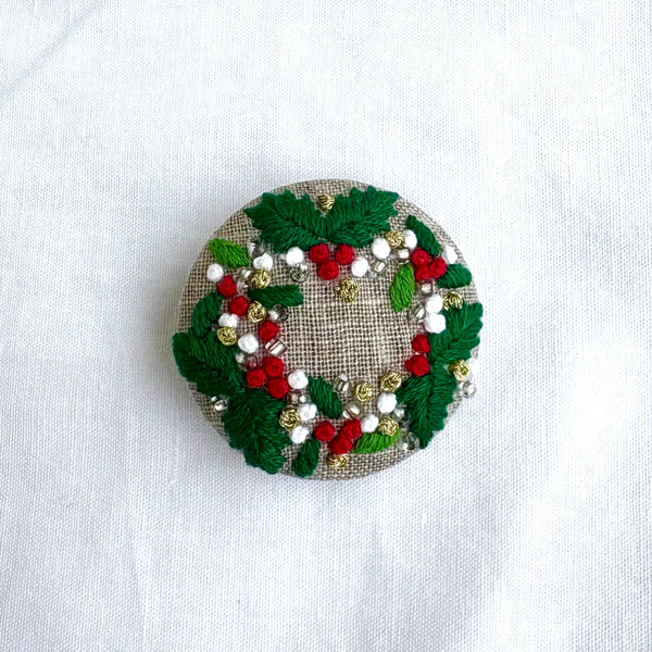 くるみ手刺繍ブローチ　クリスマスリース