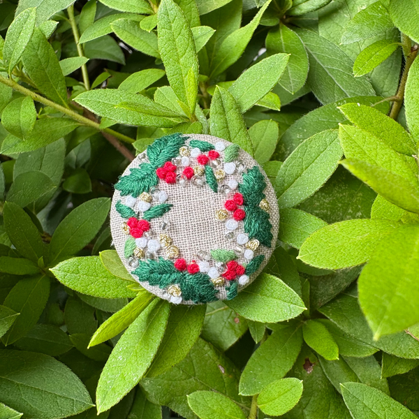 くるみ手刺繍ブローチ　クリスマスリース