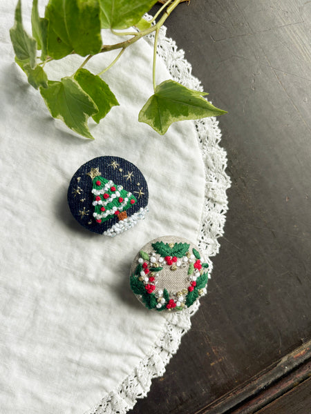 くるみ手刺繍ブローチ　クリスマスリース