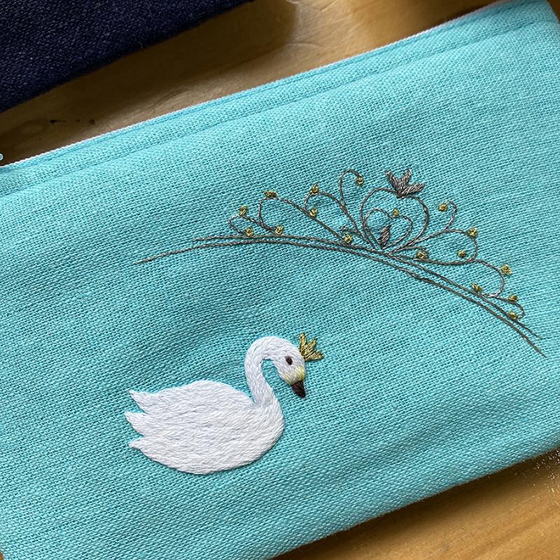 手刺繍のポーチ 白鳥の湖 手刺繍のポーチ 白鳥の湖