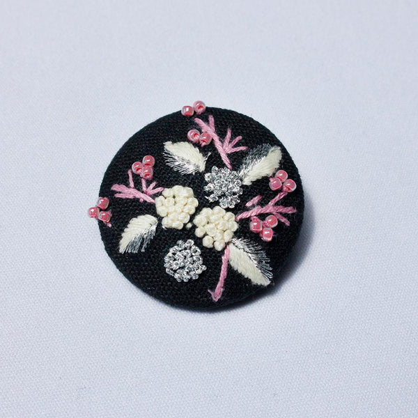 くるみ手刺繍ブローチ　花　凛リン（ピンク）