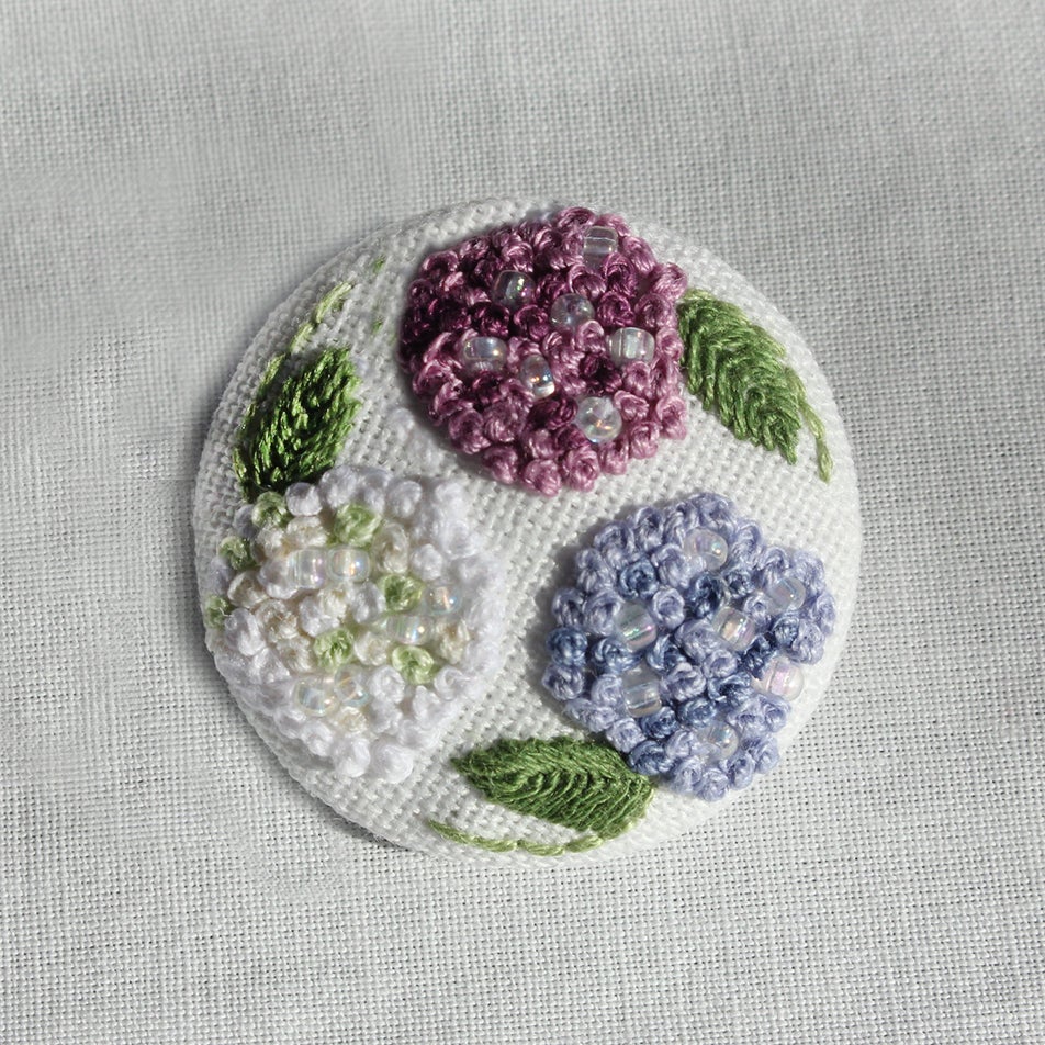 ［845］［846］手刺繍ブローチ　2点 ブローチ 豊島区 伝統工芸 貴金属装身具 K18 パール付 ピンブローチ 花